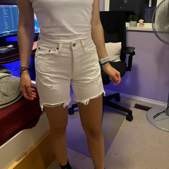 ❌SOLD❌ Levi’s | 501 Mid Thigh Denim Shorts - Picture 3 of 3